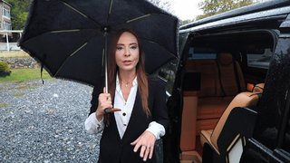 Meryem Hanım, tek başına iki çocuğunun dertleriyle uğraşmaktadır.