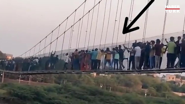 Hindistan'da asma köprünün çökmesi sonucu yüzlerce kişi nehre düştü