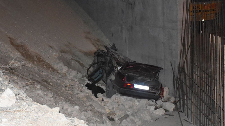 Afyonkarahisar'da otomobil köprü inşaatına düştü: 4 ölü