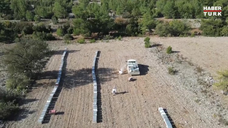 Gezgin arıcı çift en kaliteli bal için Ege'yi dolaşıyor