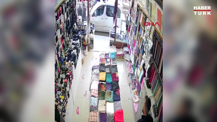 Elazığ'da 3'ü çocuk 5 kişi, çöken sundurmanın altında kalmaktan saniyelerle kurtulmuş