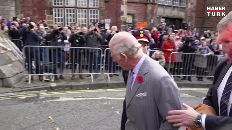 Kral Charles'a yumurtalı saldırı