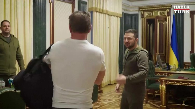 Sean Penn kazandığı Oscar'ı Zelenskiy'e hediye etti