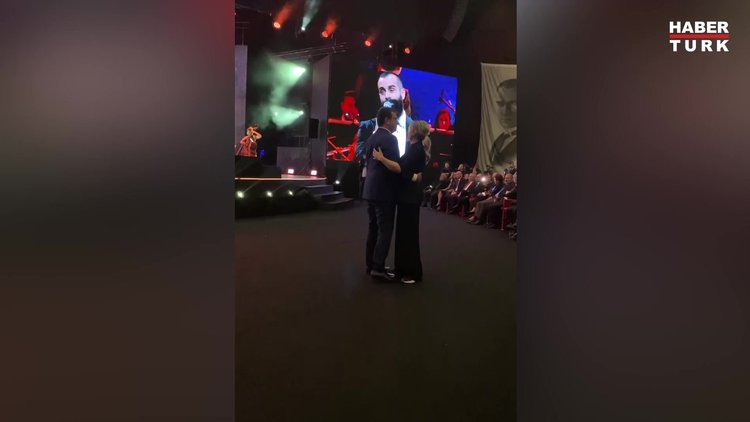İBB Başkanı Ekrem İmamoğlu sahnede eşi ile dans etti