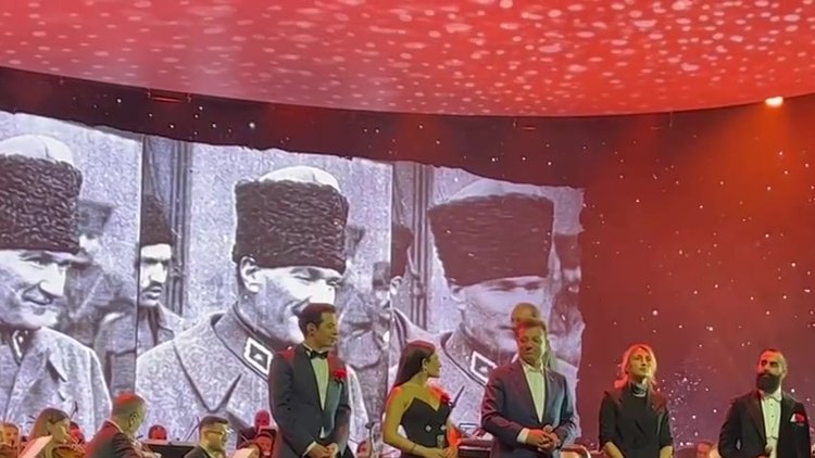 İBB Başkanı Ekrem İmamoğlu sahnede türkü söyledi