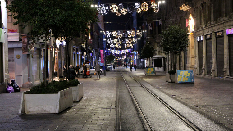 İstiklal Caddesi yeniden yaya trafiğine açıldı