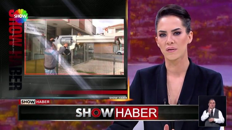 Üç metrelik dev silah heykeli