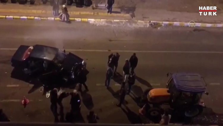 Otomobiliyle iki araca çarpan sürücü darbedildi