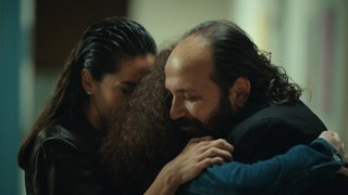 Ceylan'ın camdan atlamaya teşebbüs etmesi herkesi panik haline sokuyor.