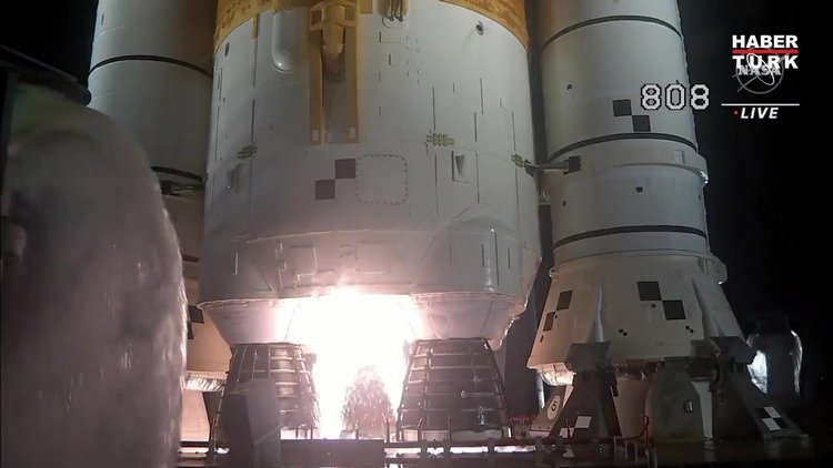 Ay'a yolculukta kritik adım: NASA, Artemis I roketini fırlattı