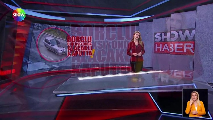 Parasını alabilmek için kaputa yapıştı