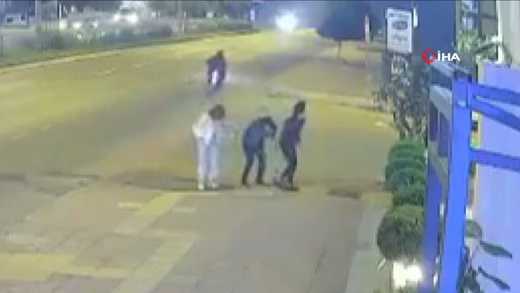 Motosikletli şahıslar dehşeti yaşattı. Yolda yürüyen kızlara yapılan saldırı kamerada