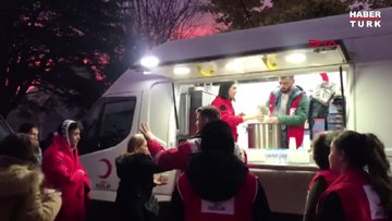 Kızılay Düzce Belediyesi önünde vatandaşlara battaniye ve çorba dağıttı