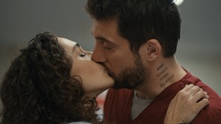 Azra, Mert'i herkesin önünde öptü.