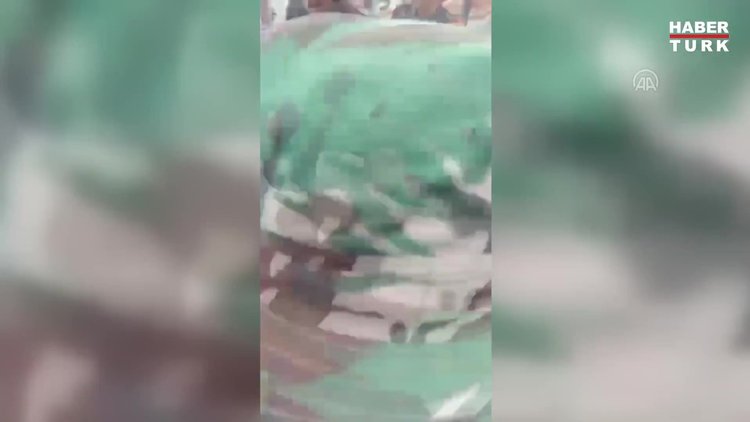 Endonezya'da bir çocuk depremden 2 gün sonra enkazdan çıkarıldı