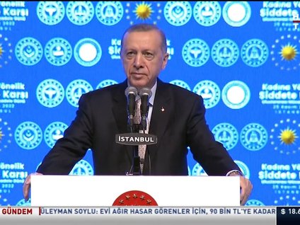 <p>Son dakika haberine göre Cumhurbaşkanı Erdoğan, Kadına Yönelik Şiddete Karşı Uluslararası Mücadele Günü programında açıklamalarda bulundu. Konuşmasında, Bir kadının bile şiddete uğramasına, hele hele cinayete kurban gitmesine asla rıza gösteremeyeceğimiz için mücadelenin çıtasını yükseltmek mecburiyetindeyiz diyen Erdoğan, HDP