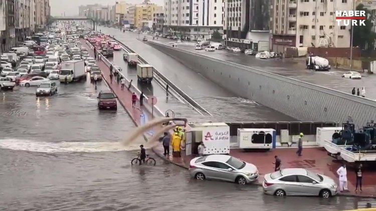 Suudi Arabistan'ı sel vurdu: Araçlar sele kapılarak sürüklendi