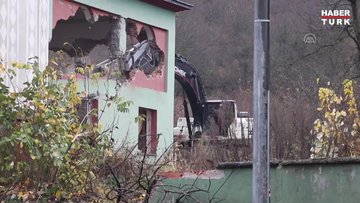 Depremde hasar gören Sarıdere Köyü Camisi yıkılıyor