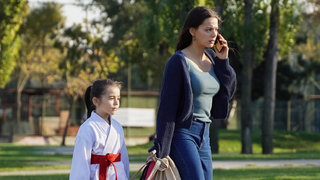 Mihran’ın Alya’yla barışmasını kutlamak için kahvaltıda buluşan ev halkı Selma’dan gelen haberle karışır.