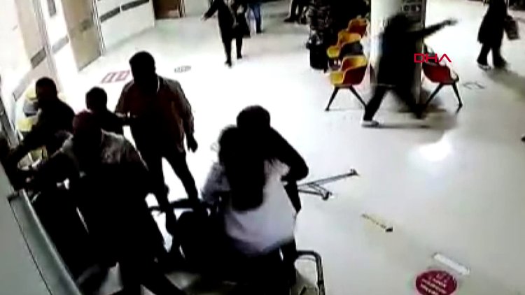 Randevusuz muayene etmeyen doktoru yumrukladı; o anlar kamerada