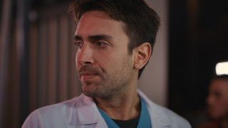 Aras ameliyata girdikten sonra Barış, tüm hekimler adına basın açıklaması yapar. 