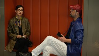 Songül’ün buluşmak için verdiği adrese giden Sadi her sırrın bir gün açığa çıkacağını bir kez daha öğrenir ve bu kez yalnız değildir. ...