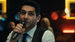 Aras, doğum gününde şarkı söylerken Derin'i düşünür.