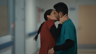 Derin, Aras'ı öper fakat Aras'ın verdiği tepki onu şaşırtır.