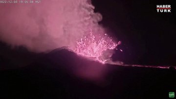 Mauna Lao lavlarıyla geceyi aydınlattı