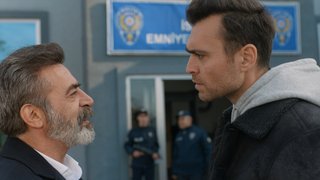 Selahattin, İlhan'a Ahmet'in onun babasını öldürdüğünü söyledi.