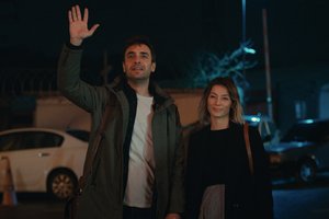 "Tüm muhteşem hikayeler iki şekilde başlar..."