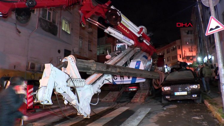 Eyüpsultan'da iş makinesinin tonlarca ağırlığındaki demir parçası cipin üzerine devrildi