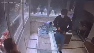 Bodrum'da kuyumcuya silahlı soygun girişimi kameraya yansıdı