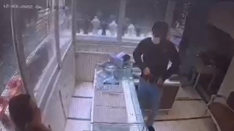 Bodrum'da kuyumcuya silahlı soygun girişimi kameraya yansıdı