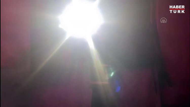 Yangından kurtarılan köpek itfaiye personelinin üzerine atlayarak sevgi gösterisinde bulundu