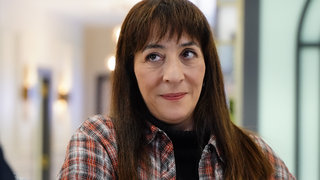 Selma İstanbul’da kendine bir hayat kurmaya çalışırken Alya, Saliha’nın ona verdiği kayıp kolyenin tılsımlı olup olmadığını test etmeye karar verir. ...