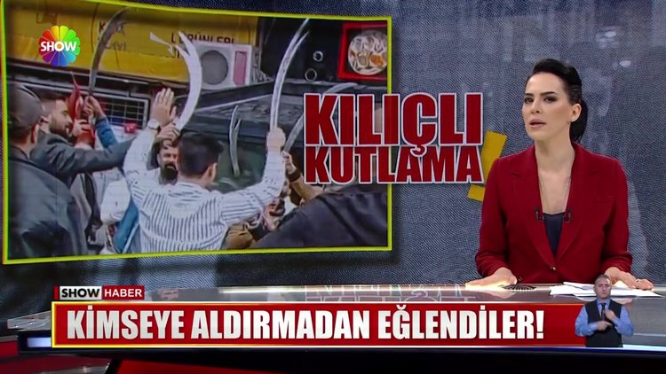 Ellerinde kılıç cadde ortasında kutlama yaptılar!