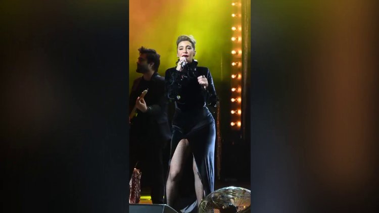 Sıla baba acısını sahnede paylaştı