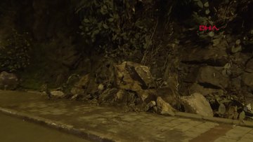 İzmir'de yamaçtan düşen kaya parçaları yolu kapattı
