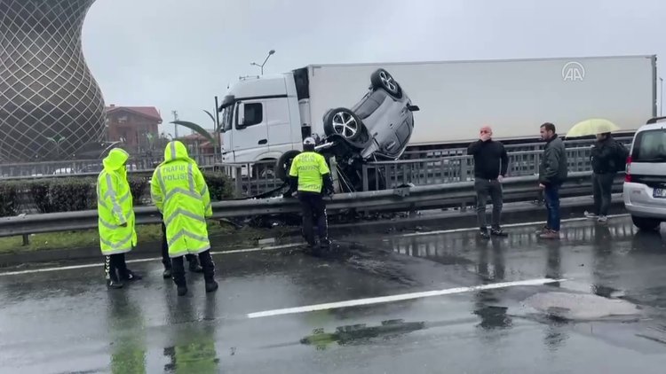 Kaza yapan otomobil viyadükte asılı kaldı