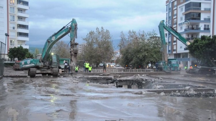 Kumlucada sel sonrası üzeri betonla kapalı olan Gavur Deresinin üstü açılmaya başladı
