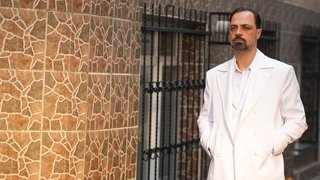 Sadi’nin eve dönmesini bekleyen Songül gece boyunca gelmemesiyle harekete geçer. Sadi’yi bulabileceği ilk yere giden ...