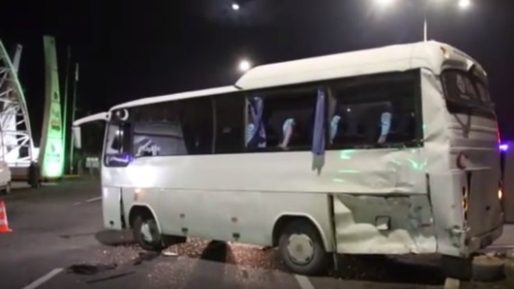 Uşak'ta TIR, işçileri taşıyan midibüse çarptı: 1'i ağır 20 yaralı