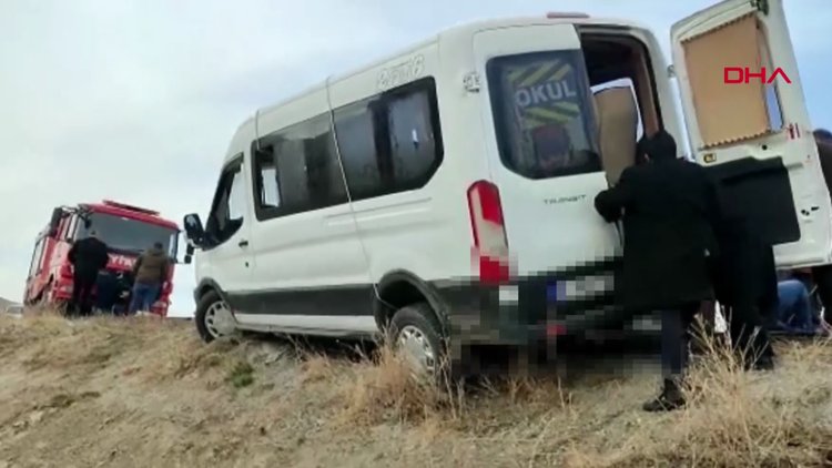 Öğrenci servisini devrilmemesi için elleri ile tutup, halatlarla çektiler