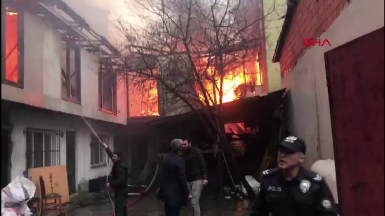 Sarıyer'de Ali Poyrazoğlu Tiyatrosu'na ait depo yandı