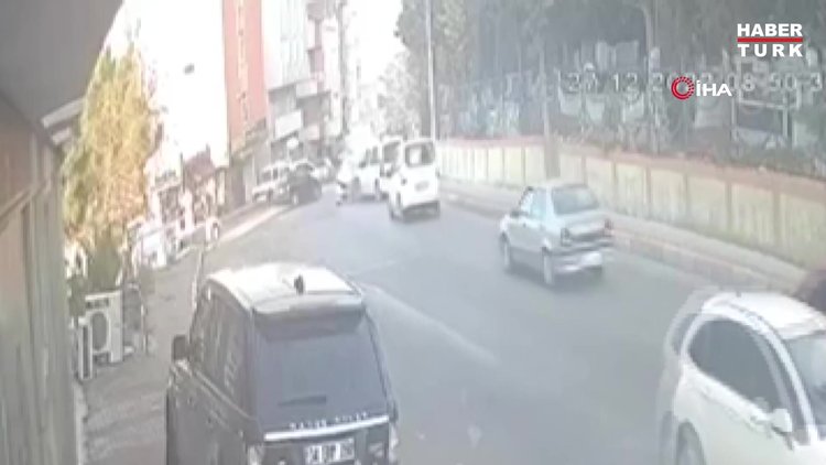 Beylikdüzü'nde araçlar kafa kafaya çarpıştı