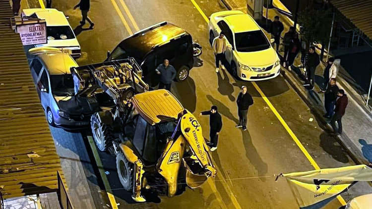 Mersin'de belediyenin iş makinesini çalıp 3 araca çarpan zanlı tutuklandı