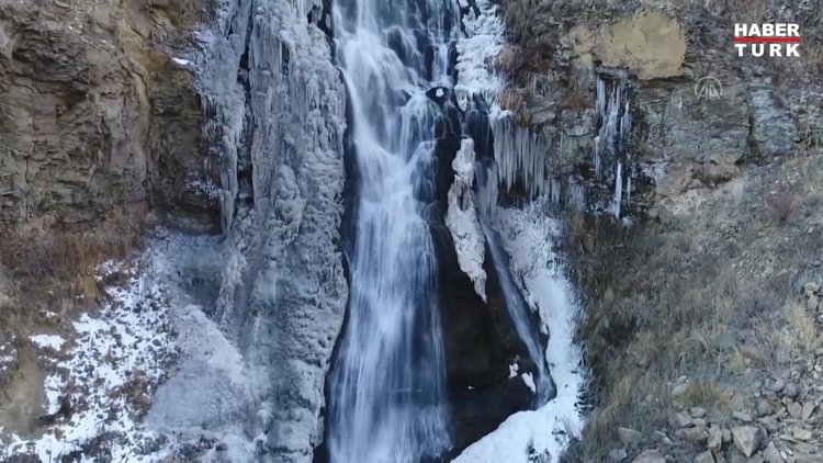 75 metreden akan Susuz Şelalesi kısmen dondu