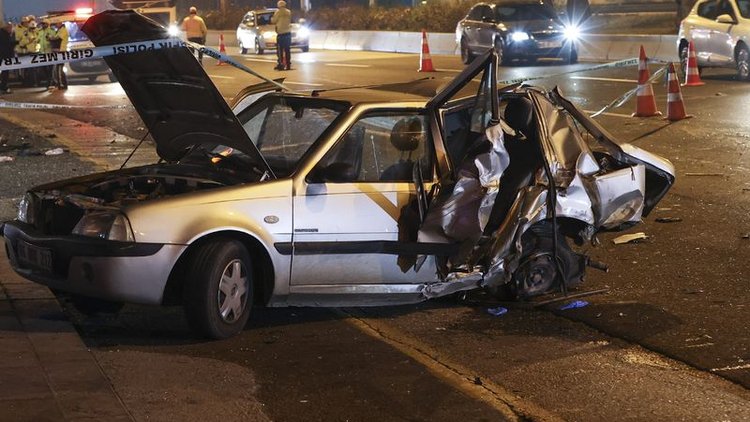 Ankara'da feci kaza: 2 ölü, 1'i ağır 3 yaralı