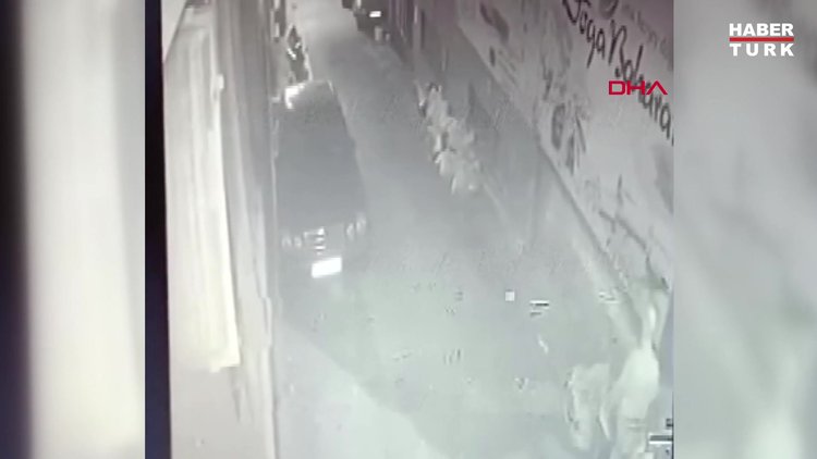 Kağıthane´de yolda yürürken düştü, üzerinden otomobil geçti